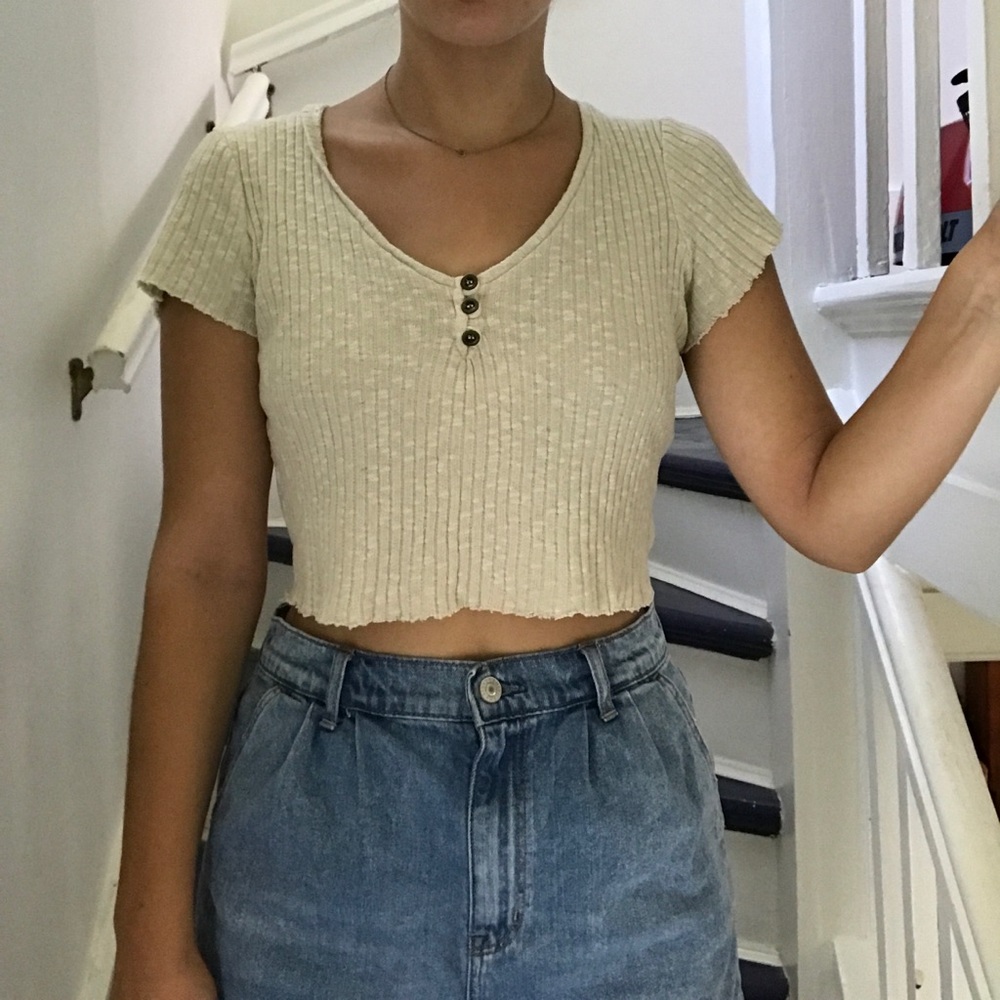 urban outfitters cream cropped t shirt
